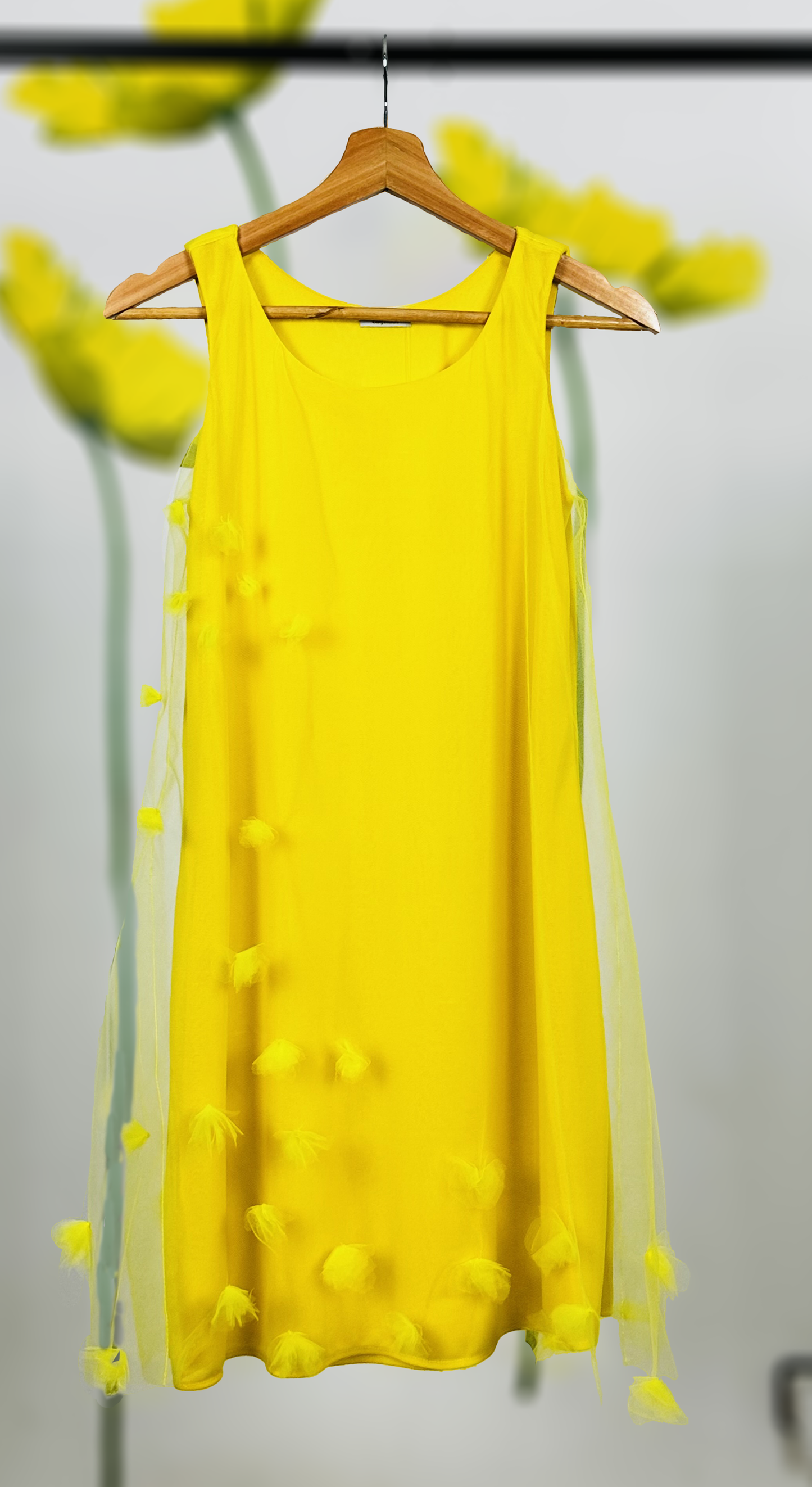 Vestido amarillo de tul con flores en 3D